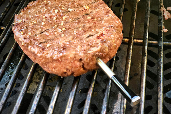 The MEATER Block probe monitoring a hamburger
