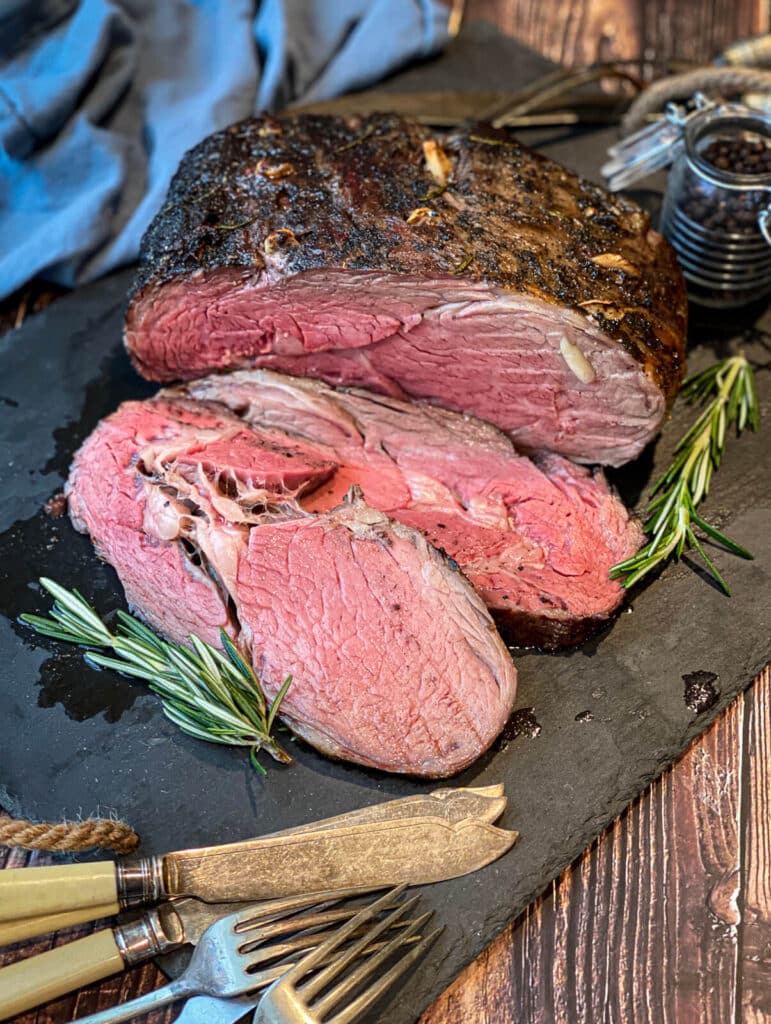feature image of a sliced smoked prime rib