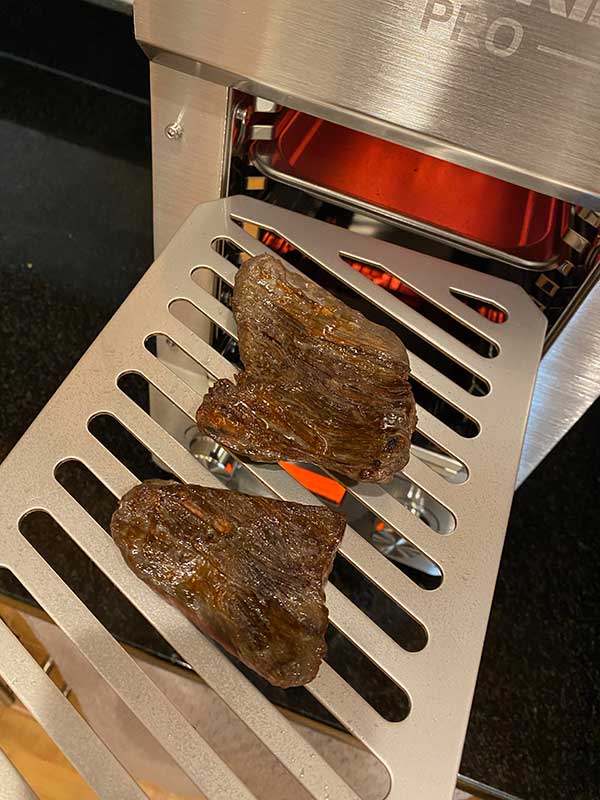 Steak on the grilling tray of the Kalorik Steakhouse 1500 Grill