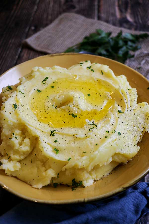 serve roasted garlic mashed potatoes with parsley and butter