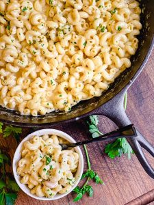 smoked mac n cheese in a cast iron skillet