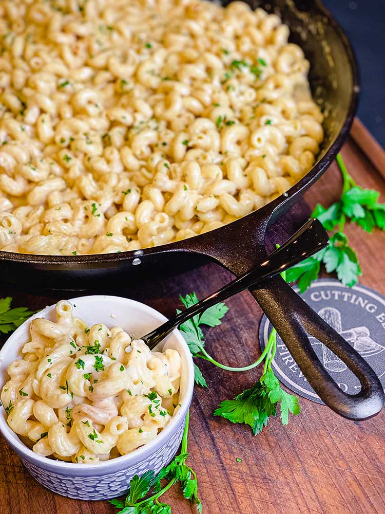 smoked mac n cheese in bowl and ready to serve from skillet